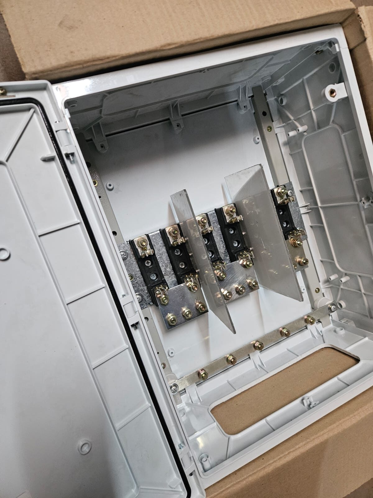 Caja de Toma E/S 250A 6 bases NH00 Genrod 42x52x20 - Imagen 2