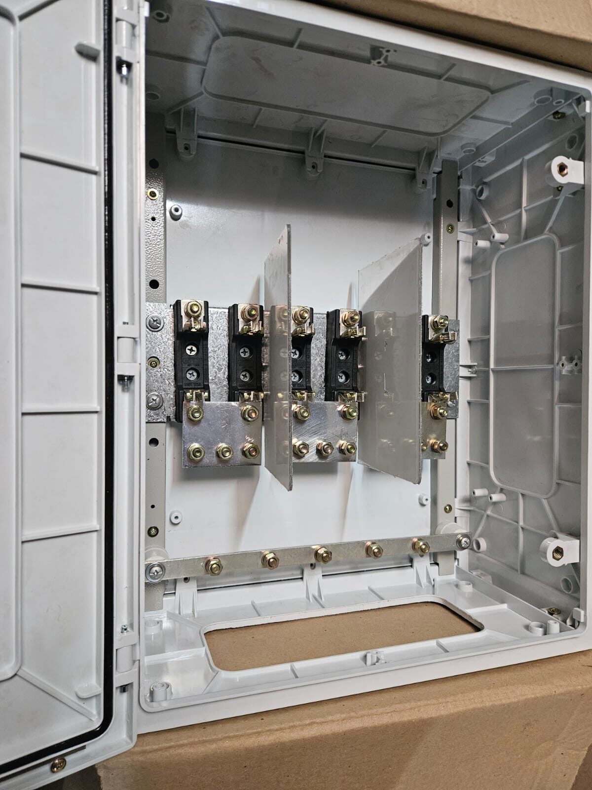 Caja de Toma E/S 250A 6 bases NH00 Genrod 42x52x20 - Imagen 4