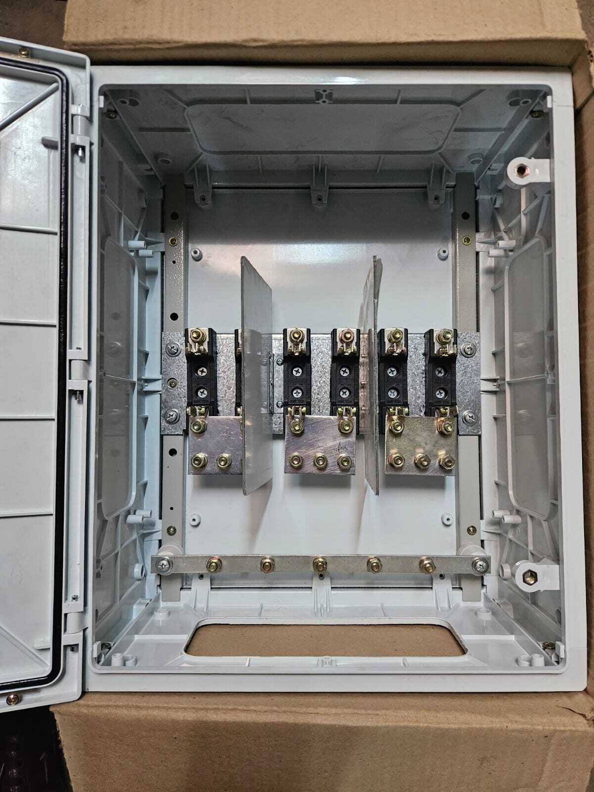 Caja de Toma E/S 250A 6 bases NH00 Genrod 42x52x20 - Imagen 3