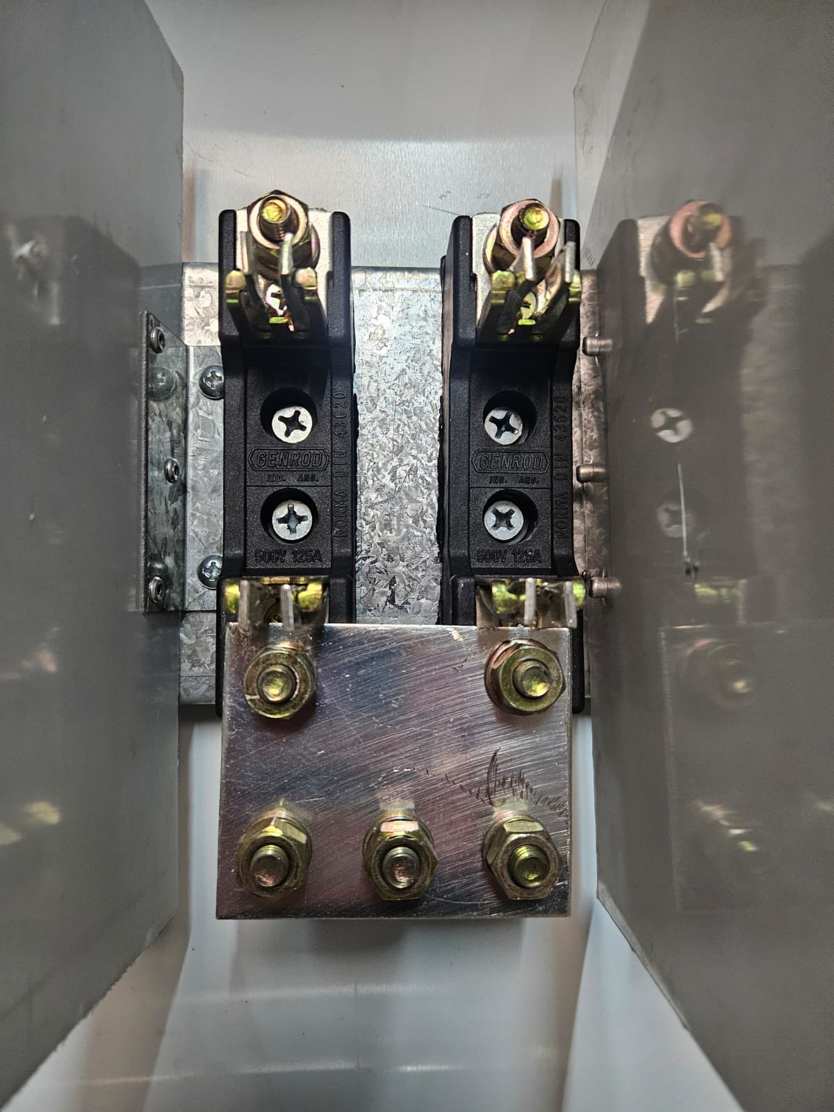 Caja de Toma E/S 250A 6 bases NH00 Genrod 42x52x20 - Imagen 6